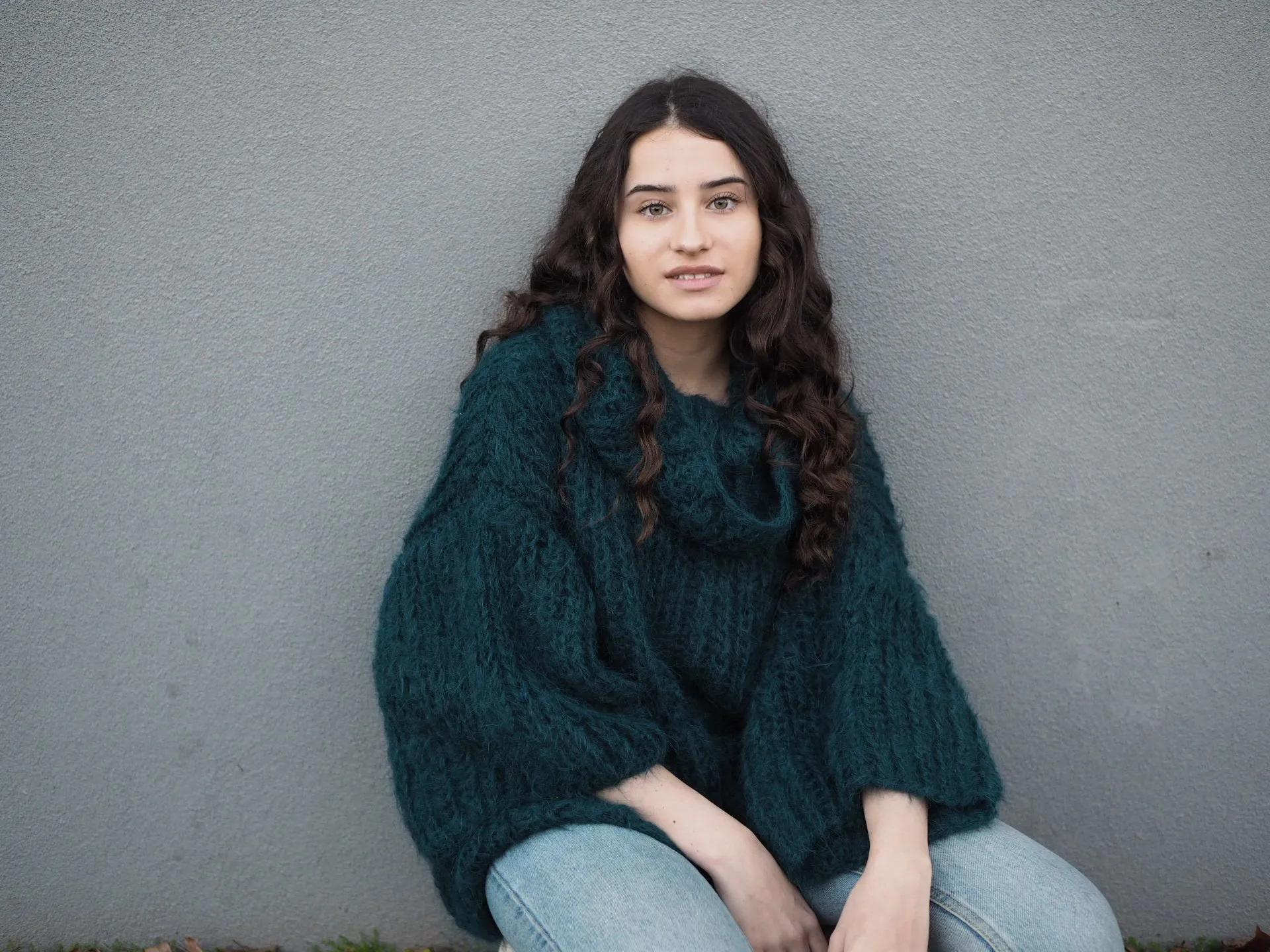 Chunky hand knit sweater with funnel collar - Moss green