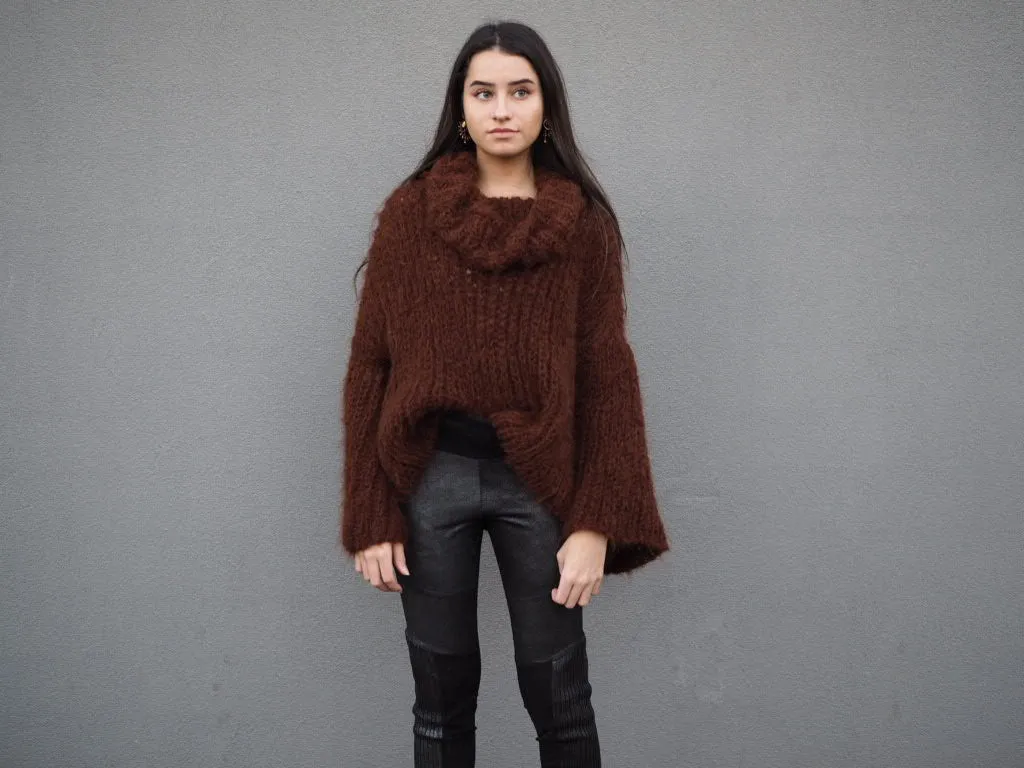 Chunky hand knit sweater with funnel collar - Moss green
