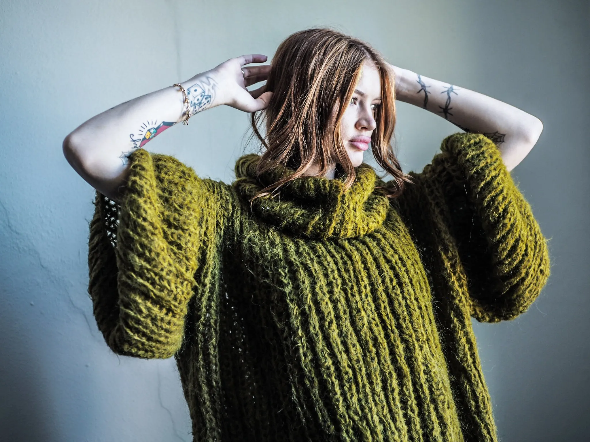 Chunky hand knit sweater with funnel collar - Moss green